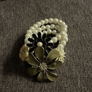 Faux Pearl Stretchy Bracelet with Flowers